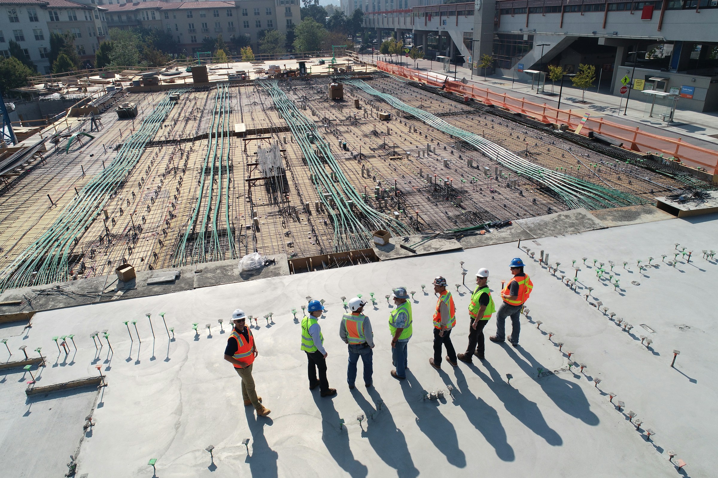 Obra de construcción con grúas e infraestructura en desarrollo