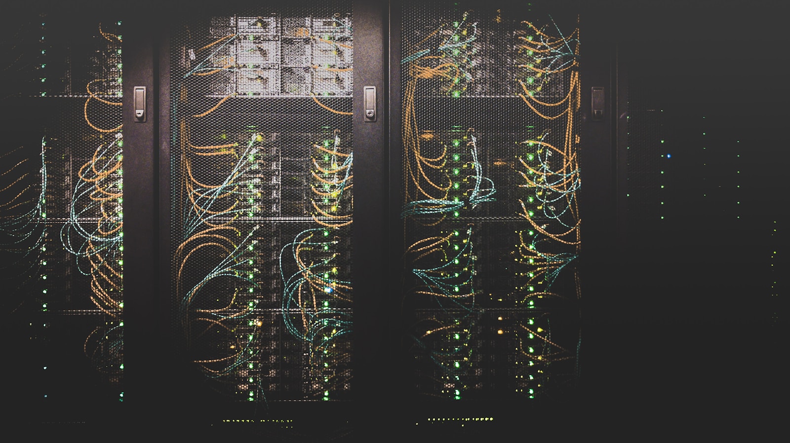 Rack de comunicaciones y cableado estructurado en sitio